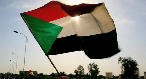 علم السودان /المنتصف