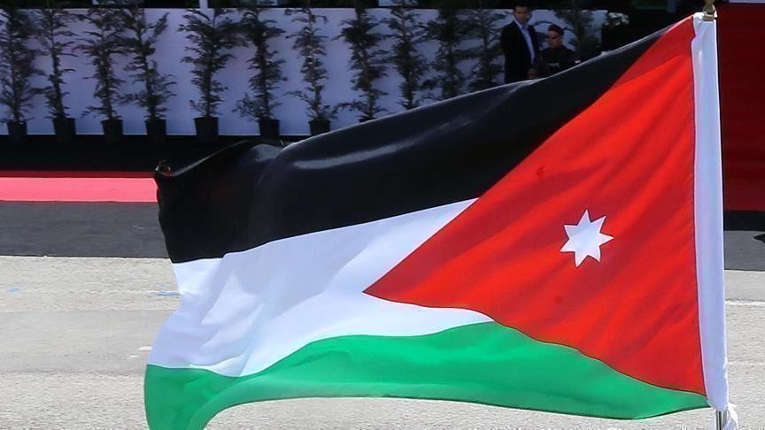 علم الأردن -المنتصف
