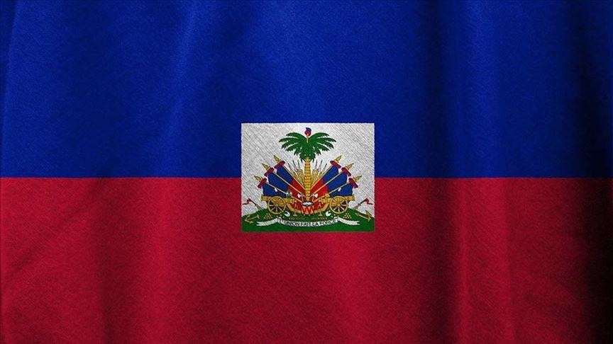علم هايتي -المنتصف