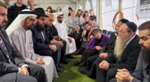 وفد إماراتي في إسرائيل للتعزية بوفاة الحاخام الذي قتل بالإمارات 1 وفد إماراتي في إسرائيل -المنتصف