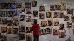 إسرائيل تتسلم 7 أسرى أحياء من الصليب الاحمر وعدد من الأسرى الفلسطينيين يستعدون للإفراج عنهم 1 المحتجزين الإسرائيليين -المنتصف