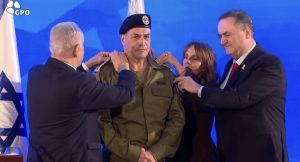 الجنرال " إيال زمير " يتولى رسمياً رئيس الأركان الـ24 للجيش الإسرائيلي خلفا هيرتسي هليفي 1 إيال زمير - المنتصف