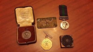 رجال من الاردن .. المحاربون القدامى المختار محمد فالح المومني... بقلم د. محمد المناصير 2 أوسمة عسكرية حصل عليها المختار محمد فالح المومني - المنتصف