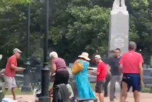 هجوم على متظاهرين مؤيدين لإسرائيل -المنتصف