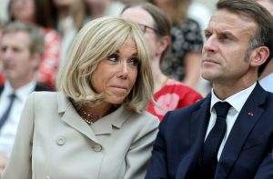 ماكرون وزوجته - المنتصف