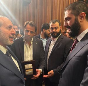 الرئيس السوري ل المومني " الملك والشعب الأردني وقفا الى جانبا" 1 جهاد المومني والرئيس الشرع - المنتصف