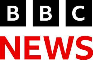 أعلنت هيئة الإذاعة البريطانية (بي بي سي) اليوم عن استقالة مديرها العام تيم ديفي والرئيسة التنفيذية للأخبار ديبورا تورنيس، عقب تقارير صحفية اتهمت المؤسسة بالتحيّز في تغطية الحرب على غزة، وبالتلاعب في مقاطع من خطاب للرئيس الأمريكي دونالد ترامب.ووفقًا لما نشرته صحيفة تلغراف البريطانية، فإن وثيقة داخلية مسرّبة كشفت عن تعديل جزأين من خطاب ألقاه ترامب في 6 يناير/كانون الثاني 2021، ليبدو وكأنه يحرض على أعمال الشغب التي وقعت في مبنى الكابيتول الأمريكي.الوثيقة، التي كتبها المستشار السابق للجنة معايير التحرير في بي بي سي مايكل بريسكوت، أظهرت أن البرنامج دمج بين مقطعين يفصل بينهما أكثر من 50 دقيقة، حيث ظهر ترامب في النسخة المعدّلة يقول: "سنتوجه إلى مبنى الكابيتول... وسنقاتل بشراسة"، في حين أن الجزء الأصلي من الخطاب لم يتضمن هذه الصياغة المتتابعة.BBC- المنتصف