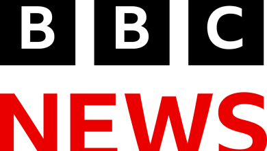 أعلنت هيئة الإذاعة البريطانية (بي بي سي) اليوم عن استقالة مديرها العام تيم ديفي والرئيسة التنفيذية للأخبار ديبورا تورنيس، عقب تقارير صحفية اتهمت المؤسسة بالتحيّز في تغطية الحرب على غزة، وبالتلاعب في مقاطع من خطاب للرئيس الأمريكي دونالد ترامب. ووفقًا لما نشرته صحيفة تلغراف البريطانية، فإن وثيقة داخلية مسرّبة كشفت عن تعديل جزأين من خطاب ألقاه ترامب في 6 يناير/كانون الثاني 2021، ليبدو وكأنه يحرض على أعمال الشغب التي وقعت في مبنى الكابيتول الأمريكي. الوثيقة، التي كتبها المستشار السابق للجنة معايير التحرير في بي بي سي مايكل بريسكوت، أظهرت أن البرنامج دمج بين مقطعين يفصل بينهما أكثر من 50 دقيقة، حيث ظهر ترامب في النسخة المعدّلة يقول: "سنتوجه إلى مبنى الكابيتول... وسنقاتل بشراسة"، في حين أن الجزء الأصلي من الخطاب لم يتضمن هذه الصياغة المتتابعة. BBC- المنتصف