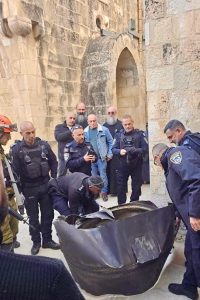 كنيسة القيامة - المنتصف