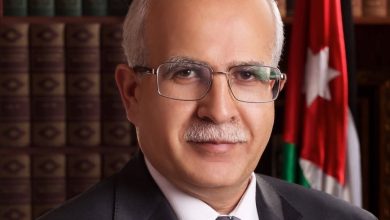 البروفيسور شاهر المومني -المنتصف