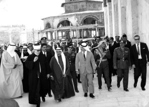 الملك حسين وضباط من الجيش الأردني في الأقصى- المنتصف