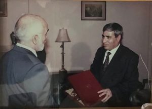 د. أحمد المومني+ الملك حسين - المنتصف