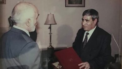 د. أحمد المومني+ الملك حسين - المنتصف